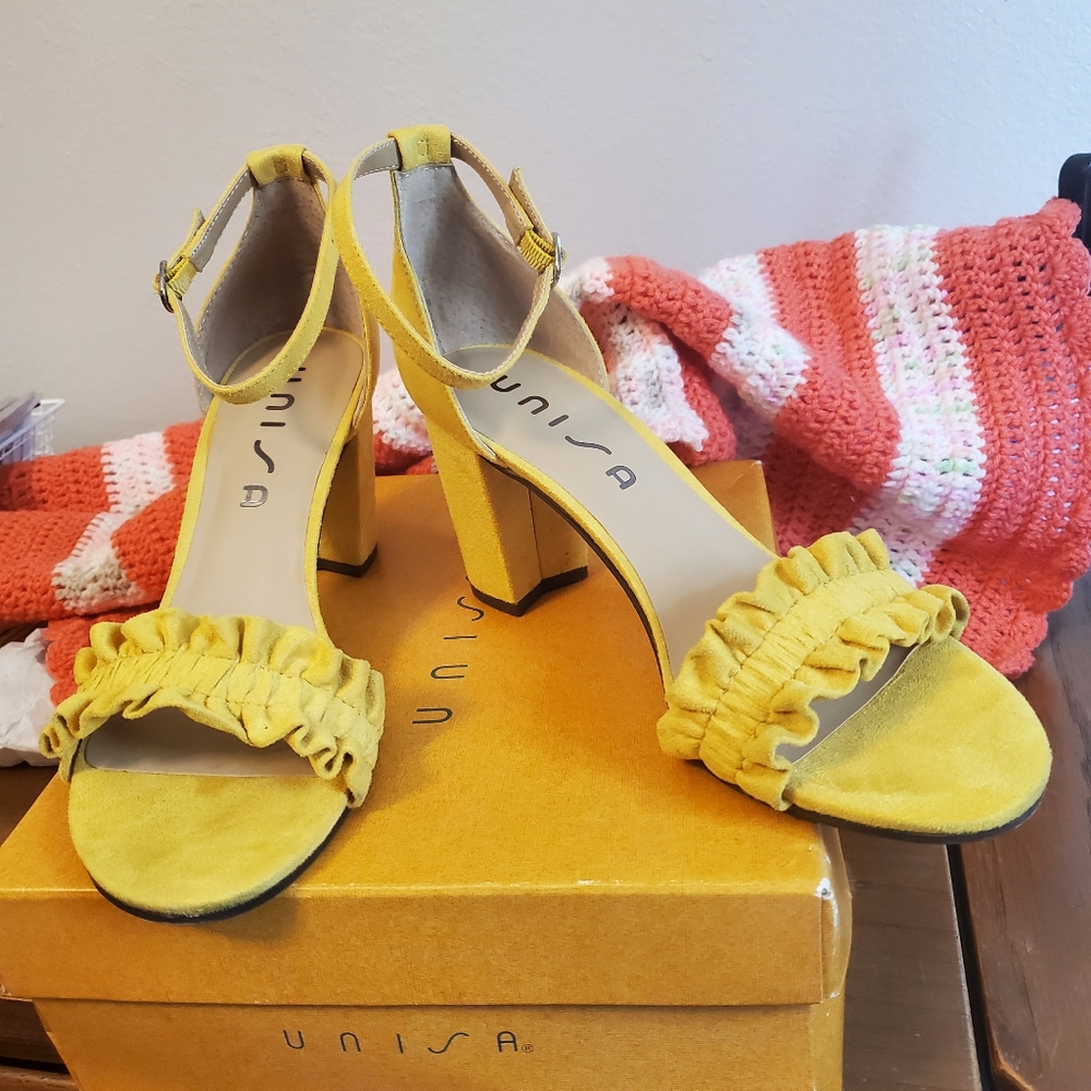 UNISA Yellow strappy suede chunky heel sandals 8.5 M